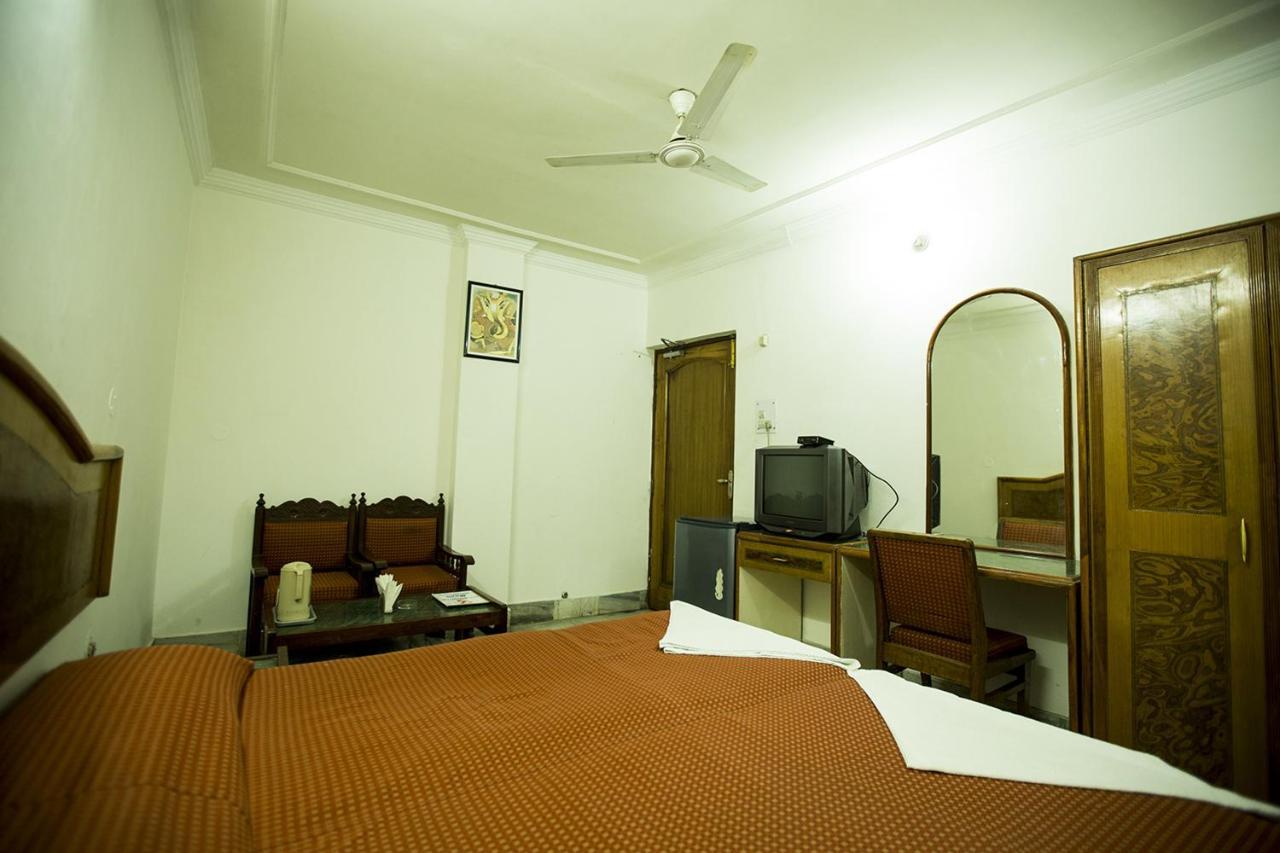 Deep Hotel Lucknow Exterior photo